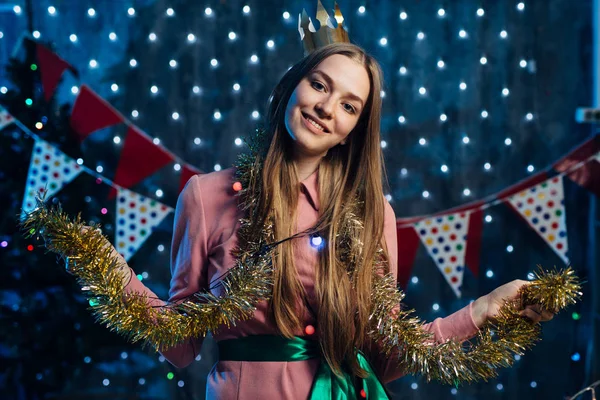 Chica Jugando Con Oropel Navidad Año Nuevo —  Fotos de Stock