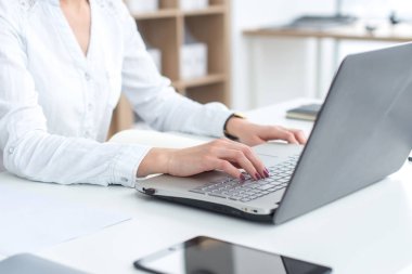 İşyerinde kadın dizüstü bilgisayarda yazarak işkadını office el klavye içinde çalışma