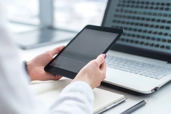 Jovens mulheres usando tablet digital no escritório . — Fotografia de Stock