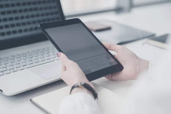 Unga kvinnor som använder digitala tablett på kontoret — Stockfoto