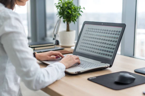 Trabajar con una mujer portátil escribiendo un blog. Manos femeninas en el teclado . — Foto de Stock