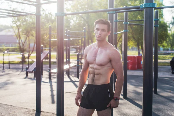 Muscular fitness modelo masculino posando sem camisa demonstrando seis pacotes abs — Fotografia de Stock