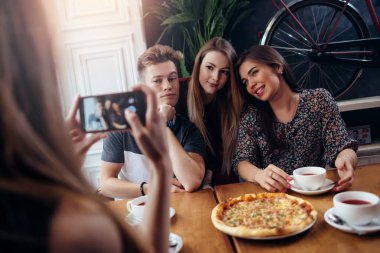 Eller genç neşeli arkadaşlar smartphone ile fotoğraf çekme