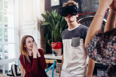 Duygusal gençler 3d film izlemek ya da evde takılmayı oyun VR kulaklık kullanarak