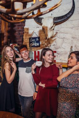 Dört avcılık lodge iç tasarımı ile şık bir kamera için poz rahat kıyafetler giyen Gençler serin.