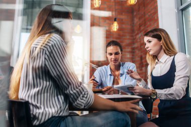 Neşeli kız öğrenci kitaplığı ortak bir projede birlikte hazırlama grubu