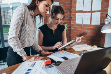 Ofiste birlikte çalışan iki bayan meslektaşım..