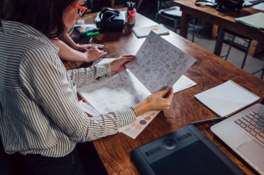 Renk örneklerini ve Web sitesi elemanları tasarımı skeçler kullanarak yeni projede çalışan grafik tasarımcıları yaratıcı ekibi