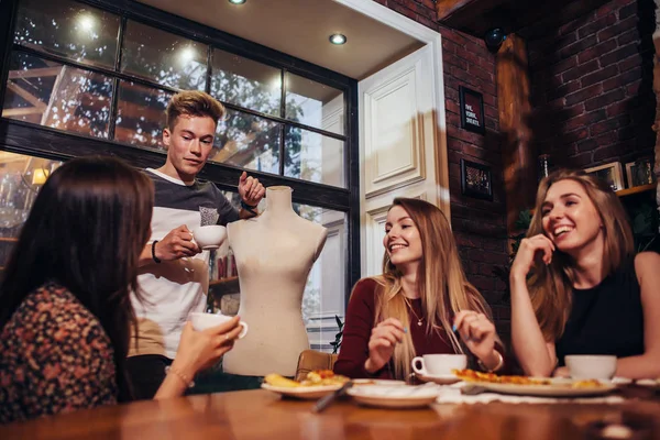 Jovens fazendo uma pausa para o café relaxando e discutindo — Fotografia de Stock