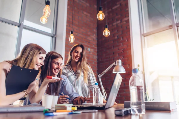 Mulheres trabalhando em laptop discutindo projeto de negócios conjuntos — Fotografia de Stock