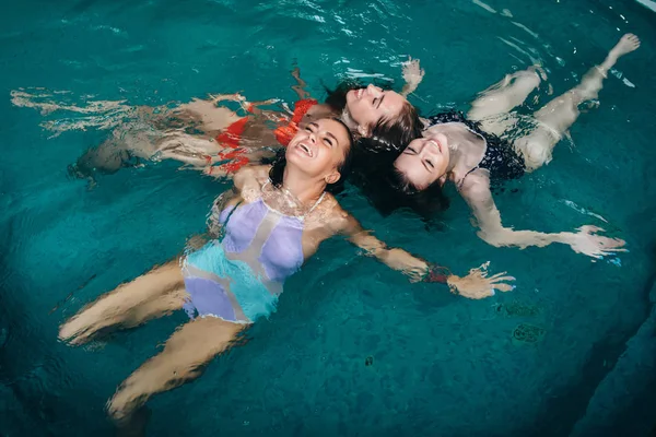 Les adolescentes drôles qui s'amusent dans la piscine rient et profitent de leurs week-ends — Photo