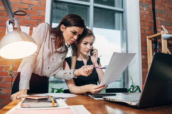 Two young women working with documents in office — Stock Photo, Image