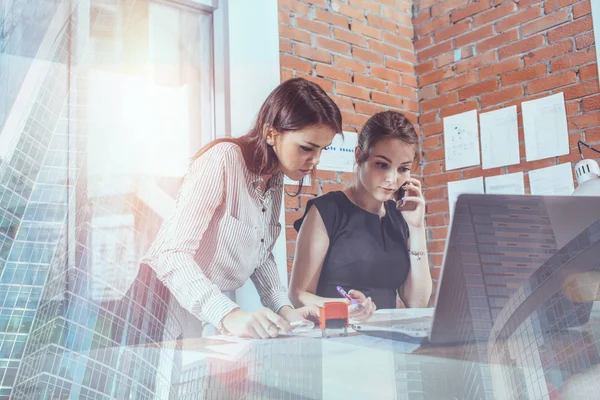 Twee vrouwelijke collega 's die samenwerken. — Stockfoto