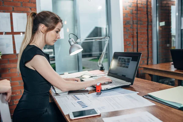 Donna d'affari che lavora in ufficio con il computer portatile — Foto Stock