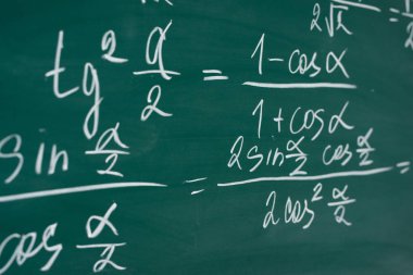 Okul, eğitim, ders. Chalboard üzerinde yazılı matematik formülleri.