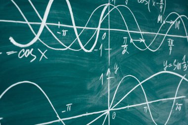 Okul matematik dersine. Trigonometri. Kara tahta fonksiyon grafikleri.