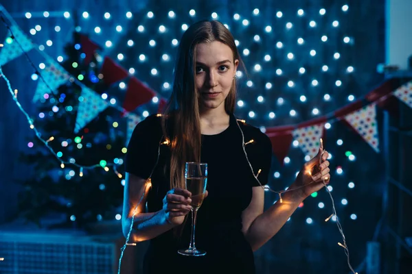 Молода жінка з келихом шампанського. Новий рік, Різдво — стокове фото