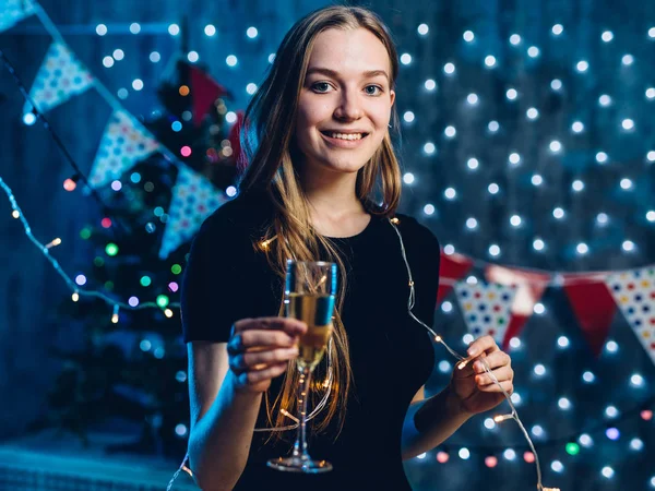 Жінка в вечірній сукні з келихом ігристого вина Святкування Новий рік, Різдво — стокове фото