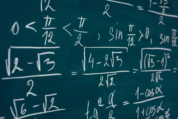 Fórmulas matemáticas escritas en la pizarra. Escuela, educación . — Foto de Stock