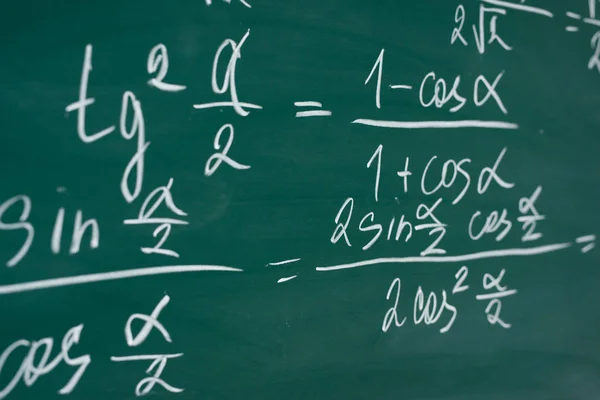 Scuola, istruzione, lezione. Formule matematiche scritte sullo chalboard . — Foto Stock