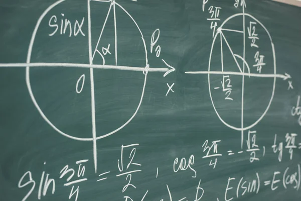 Clase de matemáticas en la escuela. Trigonometría. Gráficos de función de pizarra . — Foto de Stock