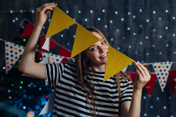 Mujer en casa colgando luces de Navidad banderas de fiesta decorar elementos para la celebración de año nuevo — Foto de Stock