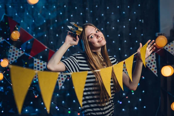 Meisje versieren huis Kerstmis Nieuwjaar tijd — Stockfoto