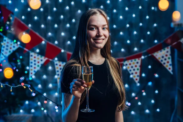 Jonge vrouw met glas champagne. Nieuwjaar, Kerstmis — Stockfoto