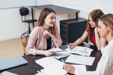 Kadın üniversite öğrencileri sınıfta. Okul çalışma öğrenmek sınıfı.