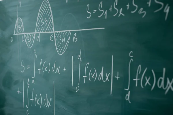 Clase de matemáticas. Álgebra. Gráfico y fórmulas se escriben en el consejo escolar — Foto de Stock