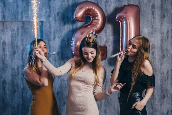 Grupo de mulheres com fogos de artifício na festa se divertindo . — Fotografia de Stock