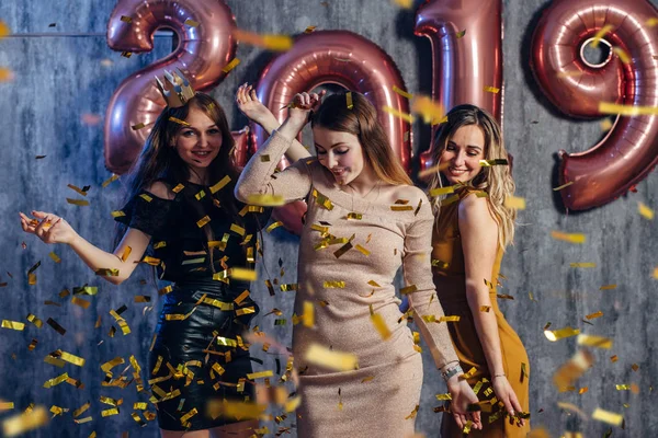 Vrouwelijke vrienden vieren spelen en dansen. Nieuwjaar, Kerstmis, Xmas. — Stockfoto