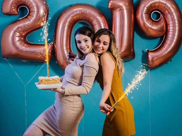 Frohes neues Jahr und frohe Weihnachten schöne junge Frauen feiern mit Kuchen und brennenden Kerzen — Stockfoto