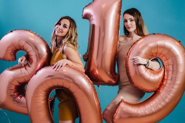 Frohes neues Jahr und frohe Weihnachten schöne junge Frauen mit Luftballons — Stockfoto