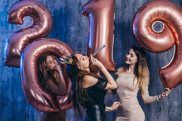 Grupo de mulheres se divertindo. Festa de Ano Novo. Jovens mulheres comemorando. Natal. . — Fotografia de Stock