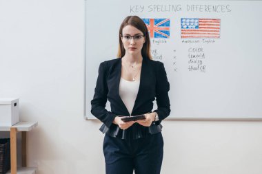 Kadın öğretmen kameraya bakıyor. İngilizce Dil Okulu.