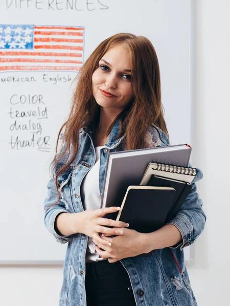 Studentka s knihami, v učebně anglického jazyka školy. — Stock fotografie