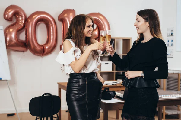 Fiesta de Navidad en la oficina. Grupo de colegas que se divierten en la celebración del año nuevo —  Fotos de Stock