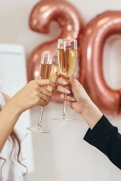 Due donne battono gli occhiali durante le vacanze. Chiudete le mani. Celebrazione . — Foto Stock