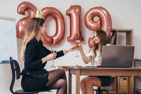 Две деловые женщины устраивают вечеринку в офисе — стоковое фото