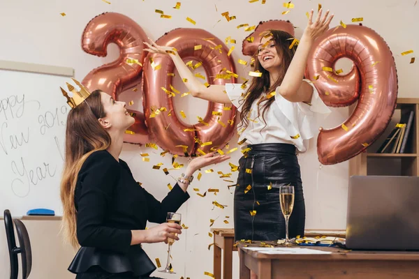 Zwei unternehmerinnen bei party im büro — Stockfoto