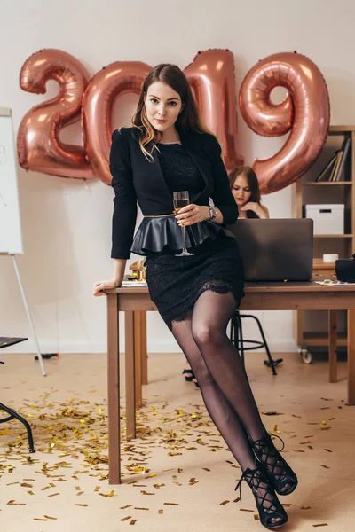 Portret van een jonge vrouw met wijnglas vieren op kantoor. Kerst, Kerstmis, kerst, Nieuwjaar. — Stockfoto