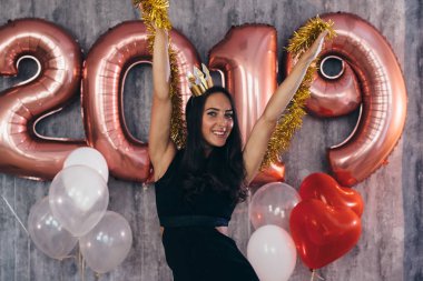 Kameraya bakarak balonlar tutan kadın. Kutlama tatil yeni yıl