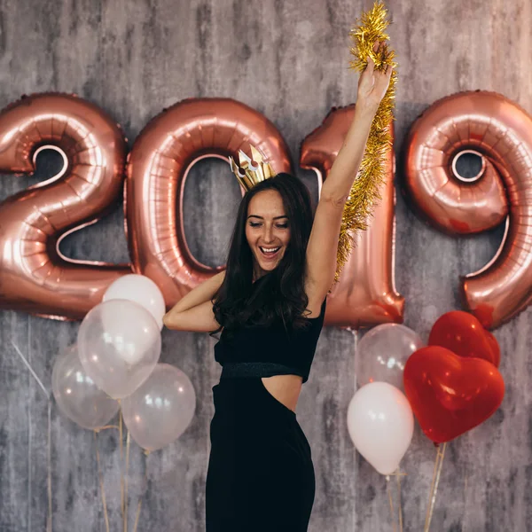 Mujer joven con globos posando celebrando el Año Nuevo —  Fotos de Stock