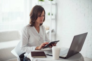 Tablet pc, dizüstü bilgisayar, evde çalışan kadın kullanarak serbest meslek