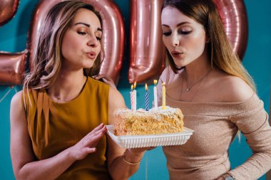 Happy new year ve pastayla kutlayan ve mumlar yanan Merry Christmas güzel genç kadın