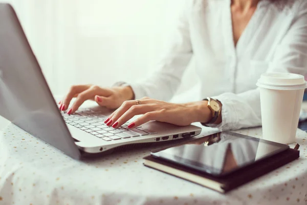 Mulher trabalhando em casa escritório mão no teclado de perto . — Fotografia de Stock