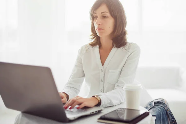 Freelancer notitieblok, vrouw die op laptopcomputer te typen op het toetsenbord thuis werkt — Stockfoto