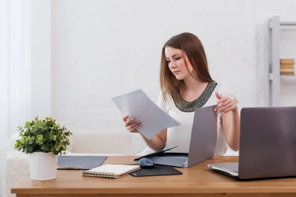 Femme d'affaires avec ordinateur portable et journal concept travail indépendant à la maison, planification, planification — Photo