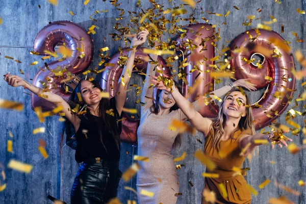 Amigos do sexo feminino comemorando brincar e dançar. Ano Novo, Natal, Natal . — Fotografia de Stock